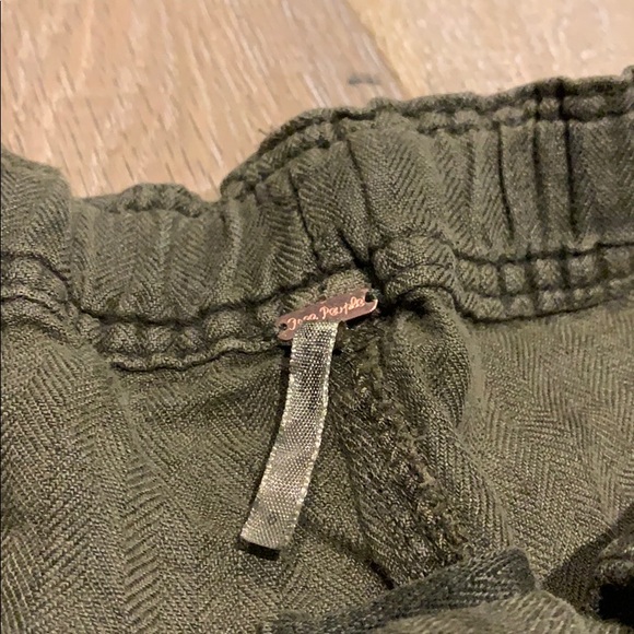 Loose fitting, army green shorts - Picture 3 of 4